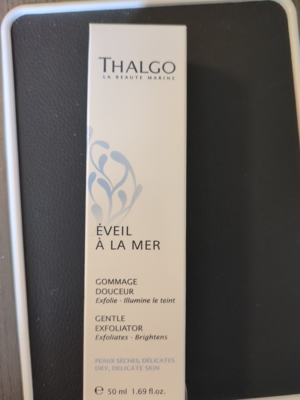 Éveil à la Mer Gentle Exfoliator – White